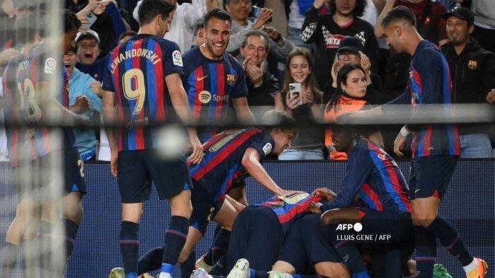 Para pemain Barcelona merayakan gol mereka yang dicetak oleh bek Spanyol Jordi Alba selama pertandingan sepak bola liga Spanyol antara FC Barcelona dan CA Osasuna di stadion Camp Nou di Barcelona pada 2 Mei 2023