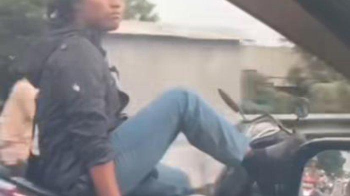 Pengendara roda dua gunakan kaki untuk kendarai saat berkendara di Jalan Raya Bogor, Kecamatan Sukaraja, Kabupaten Bogor