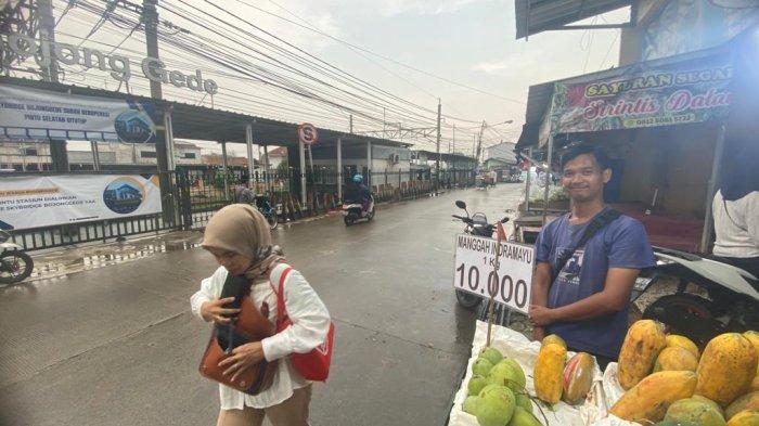 Pedagang buah di depan Stasiun Bojonggede, Kabupaten Bogor ngaku pendapatannya menurun setelah beroperasinya skybridge, Selasa (12/12/2023).