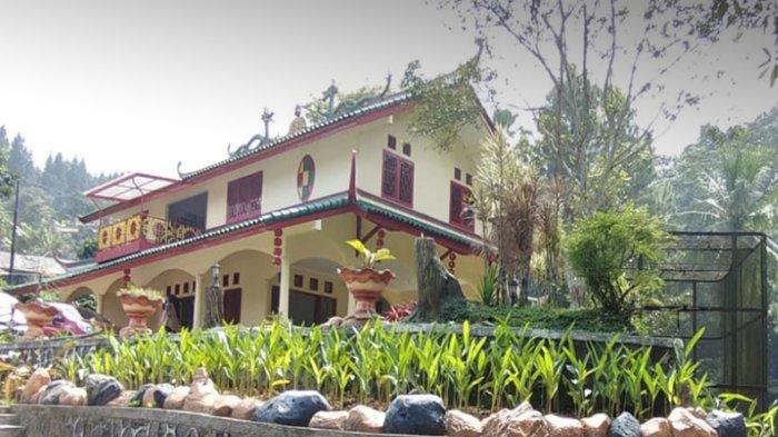 Akuja Resort merupakan hotel di Bogor yang punya bentuk unik karena menampilkan ciri khas rumah adat seperti Villa Manado, Villa Batak, Villa Cina, dan lain-lain.