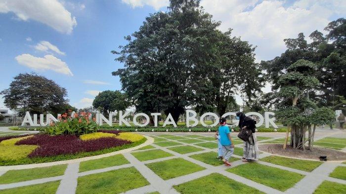 Alun-alun Kota Bogor merupakan salah satu tempat wisata yang bisa dikunjungi hanya untuk sekedar duduk-duduk dan beristirahat sejenak melupakan hiruk pikuk kehidupan kota. 