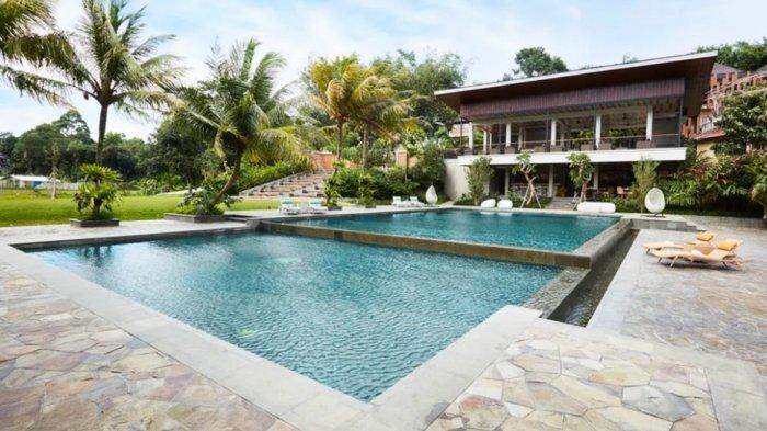 Amanuba Hotel dan Resort Rancamaya merupakan hotel di Bogor minimalis dilengkapi dengan kolam renang pada halamannya.