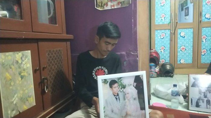 Mustofa saat memandang foto pernikahan dirinya dengan Fitri, Kamis (5/10/2023).