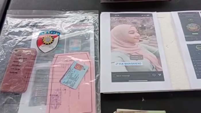 Barang bukti selebgram cantik asal Bogor, AR, promosikan judi online di media sosial