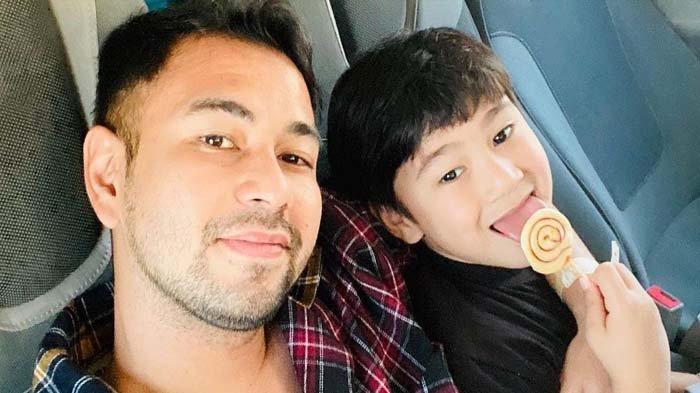 Raffi Ahmad pasang badan bela Rafathar yang diolok-olok suporter bola. Alih-alih membalas ejekan tersebut, Raffi Ahmad malah memamerkan harta kekayaan sang putra yang fantastis kendati masih belia