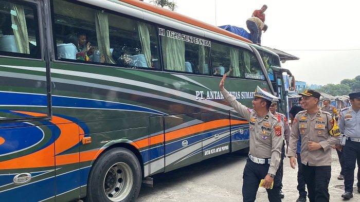 MUDIK GRATIS - Dalam foto: Sejumlah armada bus baik antar kota dalam provinsi (AKDP) maupun antar kota antar provinsi (AKAP) di Terminal Baranangsiang Kota Bogor sudah banyak yang memberangktkan pemudik pada Kamis (4/4/2024) atau H-6 lebaran, Kamis (4/4/2024).