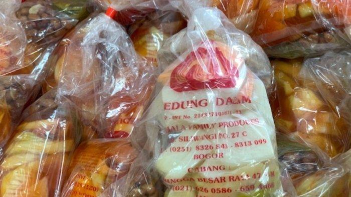 Asinan Sedap Gedung Dalam salah satu kuliner Bogor legendaris yang sudah eksis sejak 1978 dengan menggunakan buah dan sayuran dengan kualitas segar. 