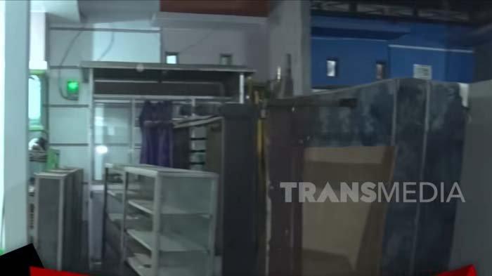 VIRAL AURA CINTA: Tangkapan layar penampakan tempat tinggal Aura Cinta, remaja yang viral debat dengan Dedi Mulyadi belakangan jadi sorotan. Aura memperlihatkan kondisi kontrakannya yang berbeda dengan rumahnya yang dulu digusur. Disadur pada Jumat (2/5/2025).