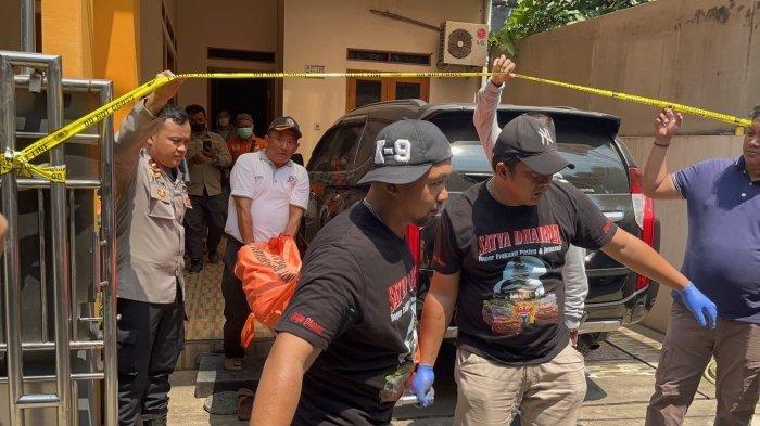 Petugas evakuasi jasad korban istri SW (43) dari lokasi kejadian pembunuhan di Cimanggis Depok, menggunakan ambulans menuju RS Polri Kramat Jati, Jakarta Timur, Kamis (10/8/2023).TribunJakarta.com/Dwi Putra Kesuma
