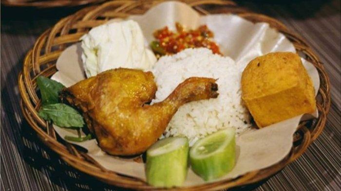 Rekomendasi kuliner Bogor Ayam Galau ini memang khusus disediakan sebagai santapan malam, karena baru dibuka dari jam 19.00 WIB sampai 12.00 WIB.