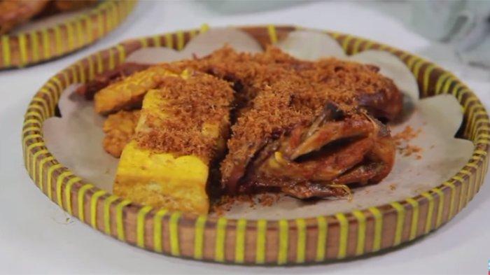 Rekomendasi kuliner Bogor Ayam Cipo ini sudah terkenal punya ayam goreng dengan bumbu rempah yang medok dengan taburan serundeng.