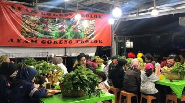 Ayam Goreng Trolok kuliner Bogor yang menyuguhkan konsep unik, pembeli bebas mengambil lalapan sayur segar sepuasnya secara gratis
