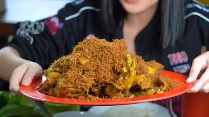 Rekomendasi kuliner Bogor ayam goreng di Warung Doyong punya rempah melimpah dengan serundeng lengkuas yang nikmat.