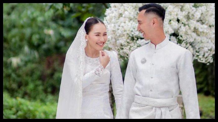 Foto saat lamaran Ayu Ting Ting dan Muhammad Fardhana