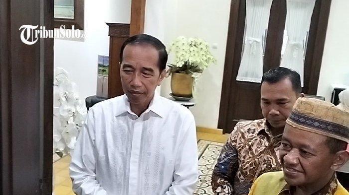 Presiden ke-7 RI Jokowi menyambut Ketum Partai Golkar sekaligus Menteri ESDM Bahlil Lahadalia di kediamannya di Sumber, Solo, Selasa (8/4/2025). Kunjungan sejumlah menteri ke rumah Presiden ke-7 RI Joko Widodo di Solo pada momen Lebaran menuai reaksi dari PKS.