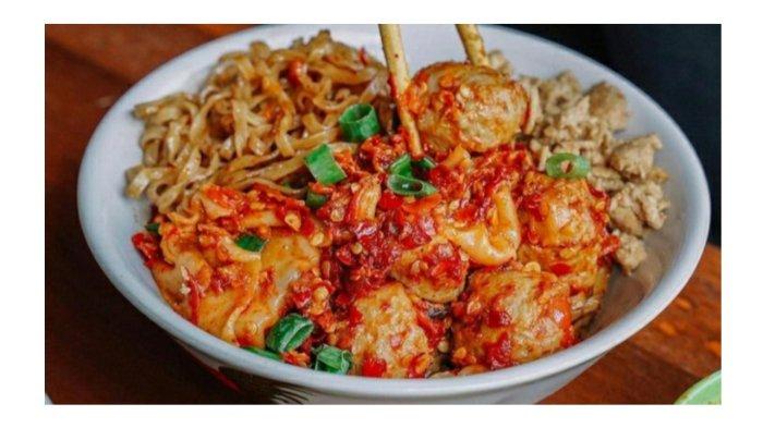 Rasa pedas dan gurihnya Baso & Mie Agan jadi santapan lezat kuliner Bogor. Jangan lupakan Mie Yamin Petir dengan tambahan pentol pedasnya jika kamu penyuka makanan pedas.
