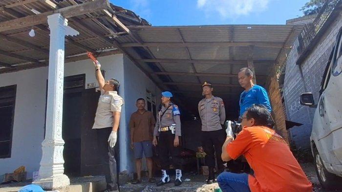 BALON UDARA ISI PETASAN JATUH - Polisi melakukan olah tempat kejadian perkara di lokasi petasan balon udara yang jatuh di rumah warga, di Kecamatan Bandung Tulungagung, Rabu (02/04/2025).