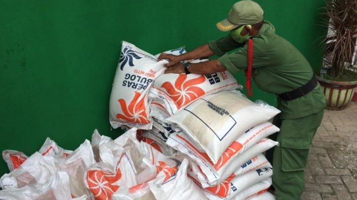 Pemerintah Kabupaten (Pemkab) Bogor salurkan bantuan sosial (bansos) beras tahap 2 sebanyak 6 ribu ton untuk Rumah Tangga Miskin (RTM) terdampak pandemi Covid-19, Rabu (5/8/2020).
