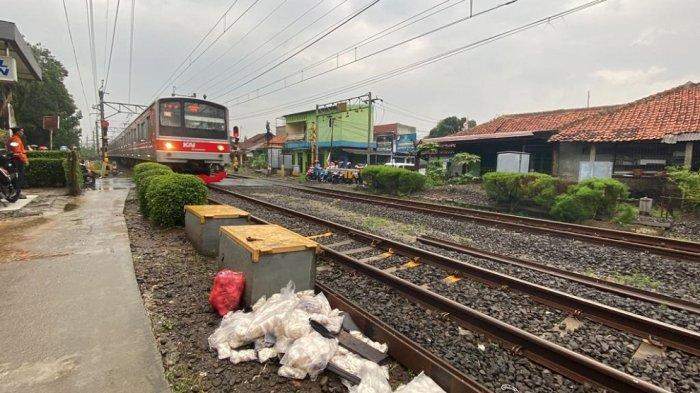 Barang dagangan milik korban tertabrak kereta di pintu perlintasan yang berada di Desa Cilebut Timur, Kecamatan Sukaraja, Kabupaten Bogor, Selasa (14/11/2023). (Muamarrudin Irfani)