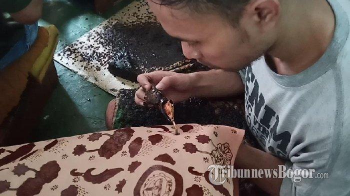 UMKM BOGOR - Proses pembuatan batik di Batik Bogor Tradisiku. 