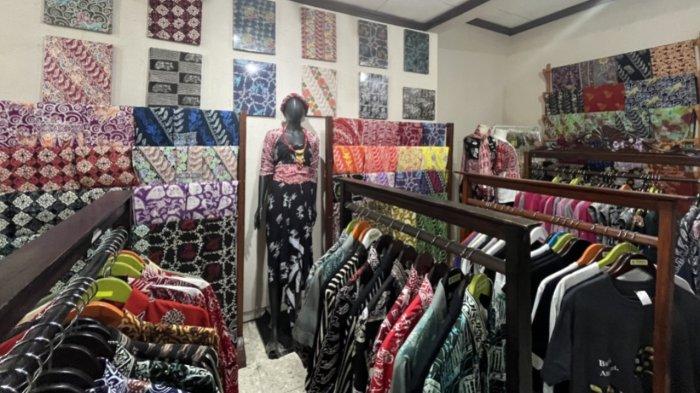 Galeri Batik Handayani Geulis, memproduksi batik-batik khas Bogor yang proses pembuatannya harus melakukan riset yang mendalam.