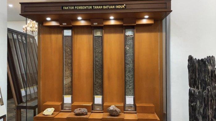 WISATA BOGOR - Museum Tanah dan Pertanian memiliki 200-an koleksi batuan yang diambil dari beberapa tempat, salah satu batu yang paling banyak menarik perhatian pengunjung adalah batu obsidian yang mana batu ini berwarna hijau terang dan transparan seperti kaca.
