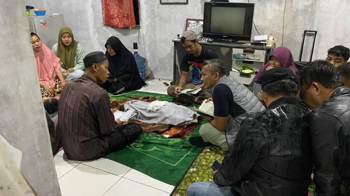 BAYI MENINGGAL TERTIMPA LONGSOR DI KOTA BOGOR - Tebing setinggi lima meter di Kampung Babakan Poncol, Kelurahan Ciluar, Kecamatan Bogor Utara, Kota Bogor, ambruk Senin (3/3/2025) malam imbas hujan deras yang mengguyur sejak sore hari