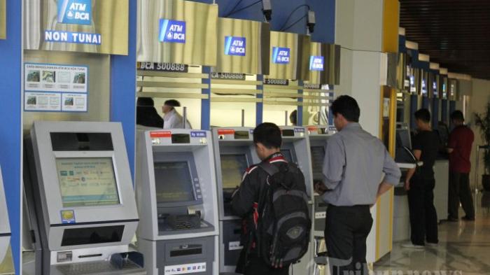 Nasabah menggunakan ATM BCA di Kantor Pusat Bank BCA, Jakarta Pusat.