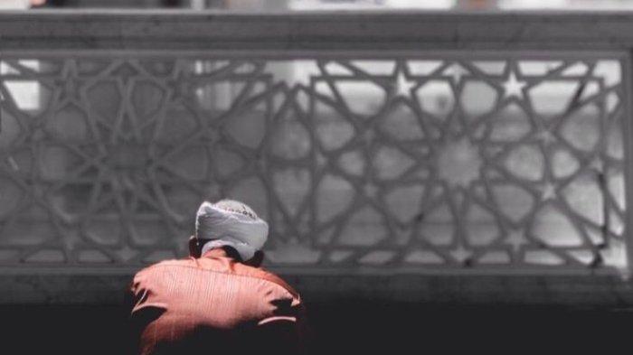 Ustaz Adi Hidayat mengurai adab dan etika dalam berdoa agar keinginan cepat dikabulkan oleh Allah SWT. Ternyata ada tiga nasihat.