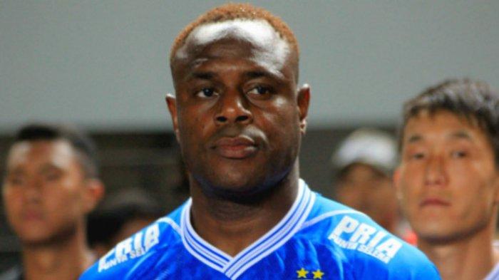 Bek Persib, Victor Igbonefo sebelum sepak mula laga Persib vs PSIS di Stadion Gelora Bandung Lautan Api, Minggu (8/7/2018).