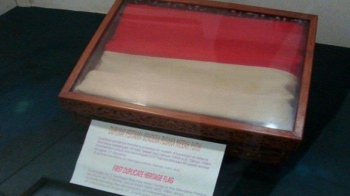 Bendera Merah Putih asli jahitan Fatmawati yang disimpan di Monumen Nasional (Monas).