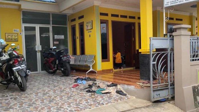 Rumah pasutri di Desa Curug, Kecamatan Jasinga, Kabupaten Bogor yang tewas mengenaskan, Senin (7/8/2023).