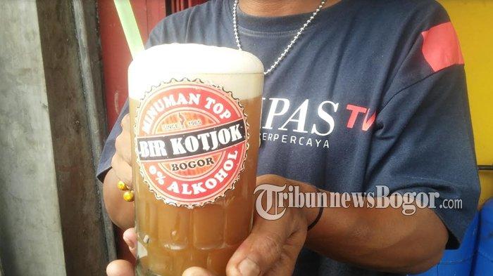 KULINER BOGOR - Es bir kotjok pilihan tepat jika mencari minuman segar dengan rasa yang unik untuk sajian buka puasa. Minuman ini jarang ditemukan, dan bisa kamu cicipi saat berada di Jalan Suryakencana Bogor.