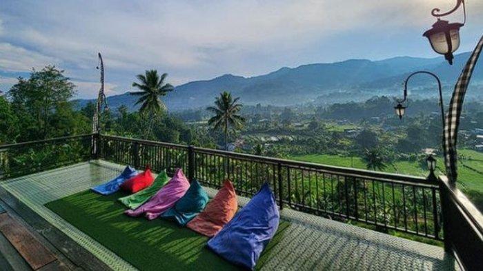Breeve Hills Resto & Cafe merupakan tempat bukber yang berlokasi di pegunungan Puncak Bogor sehingga memiliki pemandangan indah.