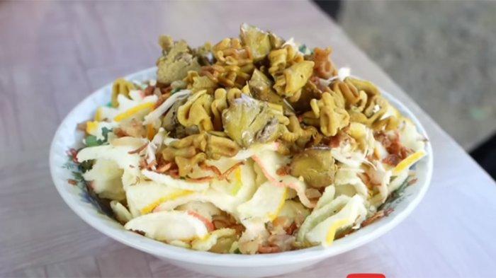 Bubur Ayam Mang Eloy cukup ramai pembeli. Istimewanya kuliner Bogor ini menggunakan tambahan cakwe dan lobak asin.