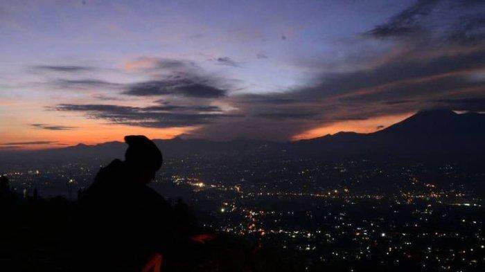 Rekomendasi tempat wisata di Bogor ini memang terkenal romantis, kamu dan pasangan bisa melihat keindahan senja dari puncak Bukit Alesano.