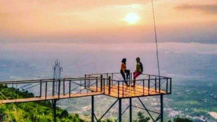 Berikut 5 tempat wisata untuk menikmati keindahan alam Bogor dari ketinggian. Selain bikin pikiran tenang karena melihat bentangan alam Bogor yang begitu luas, tempat wisata ini juga bagus buat spot foto. Salah satunya Bukit Alesano.