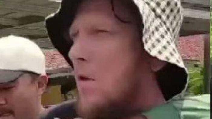 Sosok pria berinisial ALW alias Arthur yang melakukan pembunuhan kepada mertuanya bernama Agus Sopiah pada Minggu (24/9/2023) tengah hari bolong atau sekira pukul 11:00 WIB.