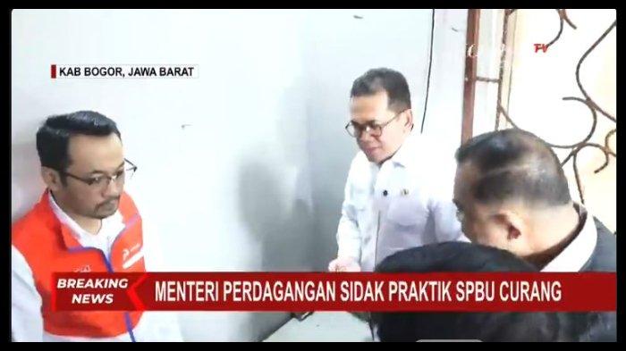 SIDAK SPBU CURANG DI BOGOR - Tangkap layar tayangan berita Menteri Perdagangan RI Budi Santoso turun langsung dalam sidak yang dilakukan oleh Kemendag, Pertamina Patra Niaga, dan Bareskrim Polri, Rabu (19/3/2025) pagi.