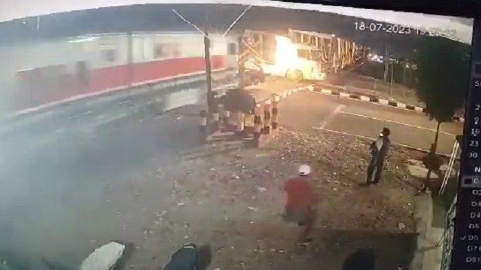 cara masinis keluar dari lokomotif penuh api saat kereta tabrak truk di Semarang