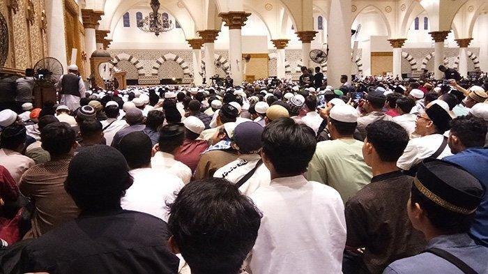 ILUSTRASI Ceramah atau kultum di masjid - Dalam foto: Suasana ribuan jemaah mendengarkan ceramah yang disampaikan oleh UAS, Masjid Raya Mujahidin Kalimantan Barat, Minggu (6/10/2019).