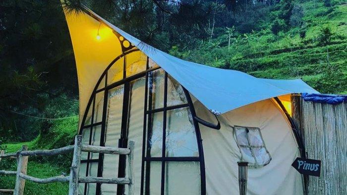 Mengusung konsep glamping kekinian, hotel di Bogor Cimon Urban Camp menyuguhkan pemandangan pepohonan hijau yang mengelilingi lokasi glamping.