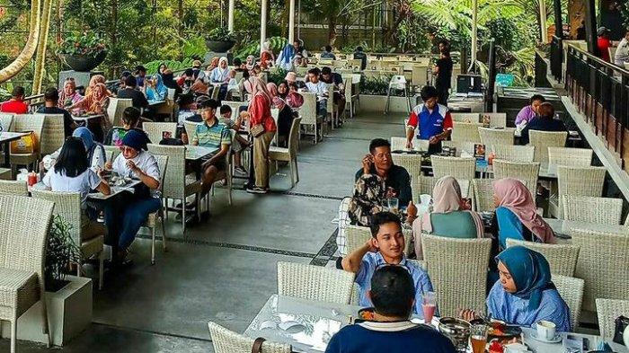 Tempat kuliner Bogor Cimory Riverside menjadi tempat bukber yang seru karena menawarkan makanan enak dan murah, serta pemandangan yang memesona dengan udara sejuk.