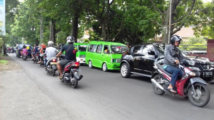 Jalan Ahmad Yani Dialihkan ke Jalan Pemuda, Arus Lalu Lintas Padat ...