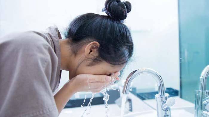 Beredar informasi di publik bahwa cuci muka saat kondisi panas bisa membuat wajah jerawatan dan panuan, ini faktanya kata dr Tirta.