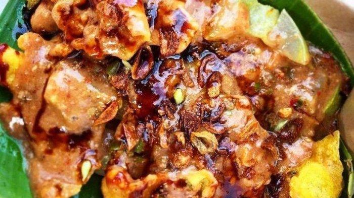 Rekomendasi kuliner Bogor yang unik dan terkenal. Salah satunya Cungkring Pak Jumat legendaris yang berlokasi di Jalan Suryakencana.