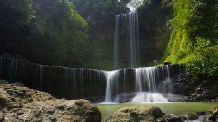 Nikmati indahnya Curug Ciastana yang jadi tempat wisata dengan fenomena alam menarik di Cianjur, dijamin bikin kamu rileks dan segar kembali.