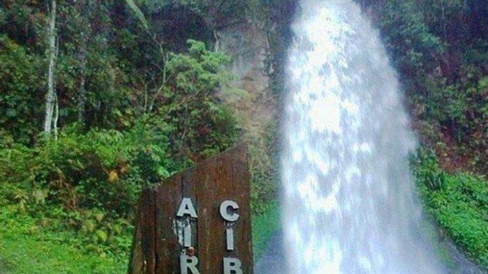 Jika kamu ingin menikmati kesegaran alam yang asri khas Puncak Bogor, kamu bisa mengunjungi tempat wisata Curug Cibeureum.