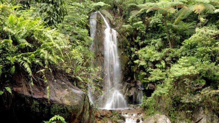 Curug Ciburial, tempat wisata air terjun di Bogor yang masih alami.