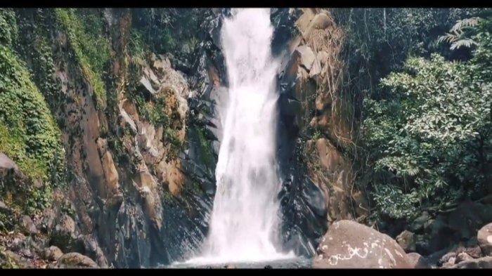 Curug Cidurian merupakan tempat wisata air terjun di Bogor yang masih sepi pengunjung.